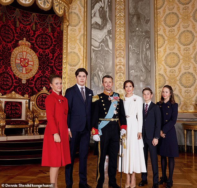 Новые официальные портреты нового датского короля с семьёй 