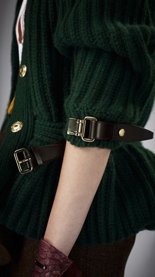 Новости вязайна. Burberry | Soft ribbed cashmere jacket with leather bridle straps
