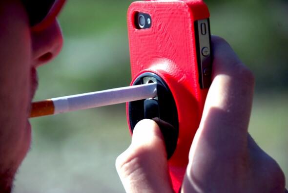 О том, как прикурить сигарету с помощью iPhone http://i2.wp.com/www.mobiflip.de/wp-content/uploads/2013/10/20130916160050-DSC_0001-1.jpg?resize=590%2C395