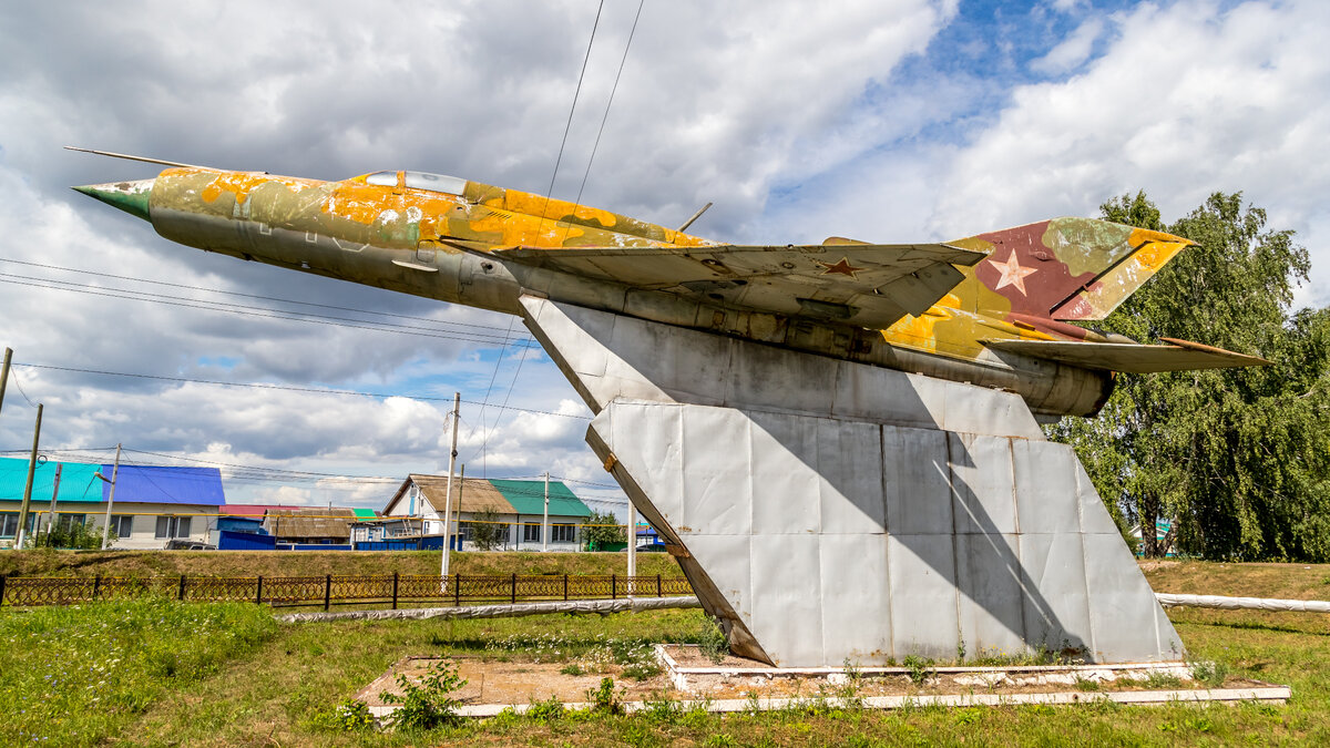 Облезлый МиГ-21 в Староболтачево 