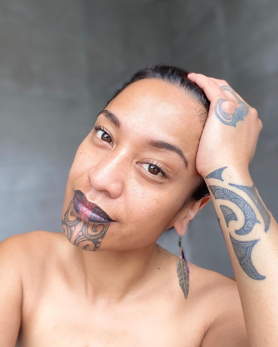 Орини Кайпара – первая в мире ведущая новостей с татуировкой на лице 
