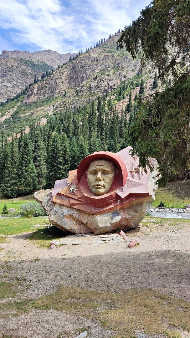 Памятник Юрию Гагарину в Барскоонском ущелье (Киргизия) K287.png