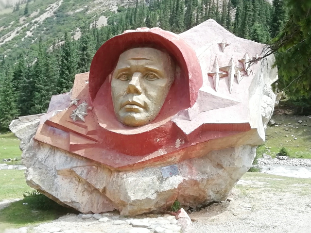 Памятник Юрию Гагарину в Барскоонском ущелье (Киргизия) K285.md.png