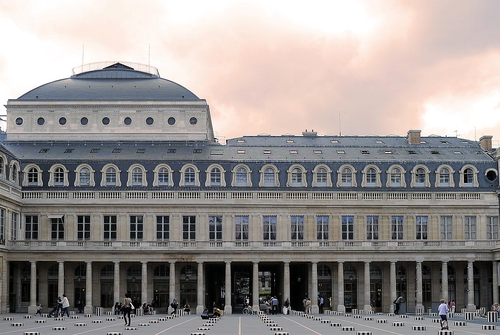 Париж :Дворец Пале-Рояль . 