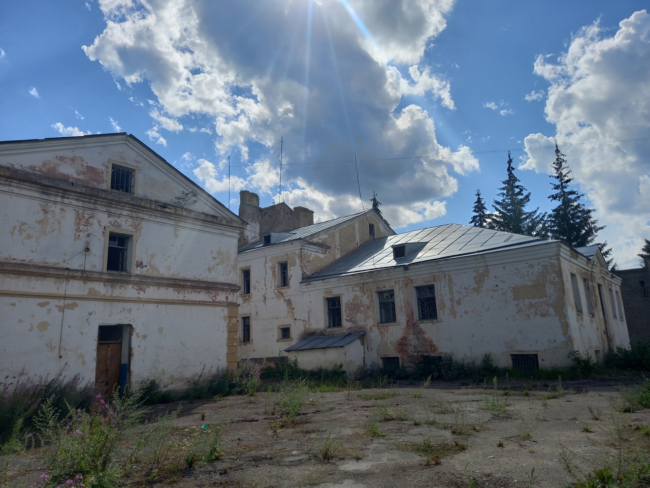 По Новгородской области летом. Заброшенная старинная тюрьма в Старой Руссе 
