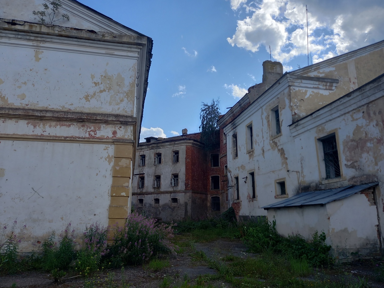 По Новгородской области летом. Заброшенная старинная тюрьма в Старой Руссе 