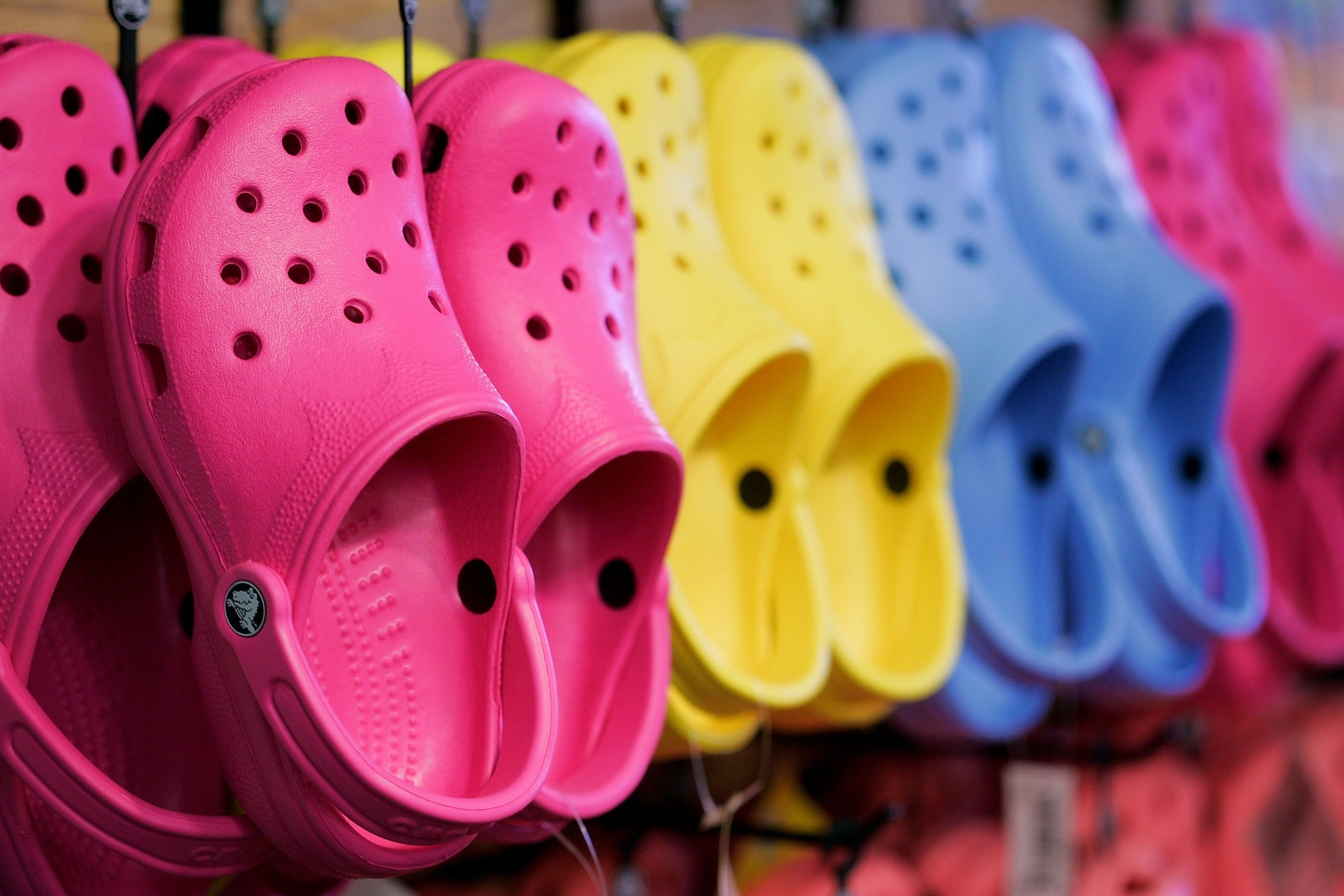 Почему на самом деле нельзя носить башмаки фирмы Crocs? 