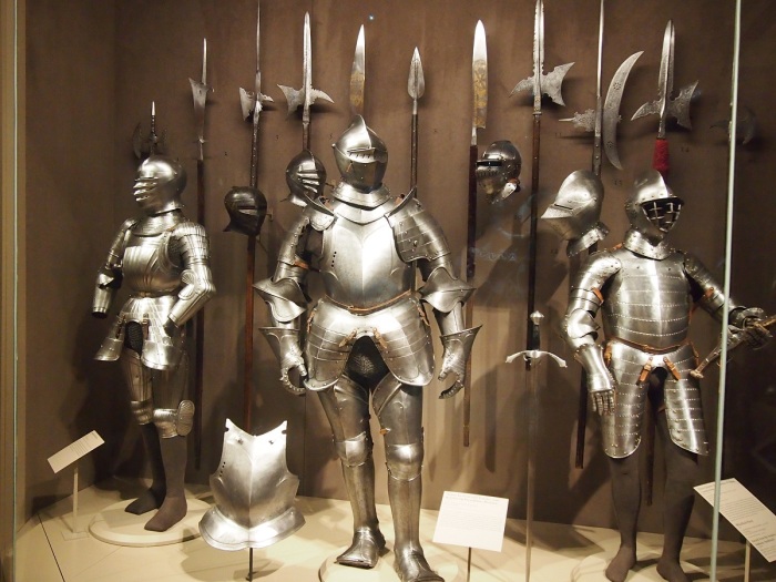 Почему старинные доспехи и мечи в музеях стоят без следов ударов и повреждений 