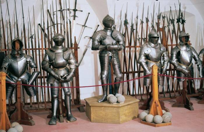 Почему старинные доспехи и мечи в музеях стоят без следов ударов и повреждений 