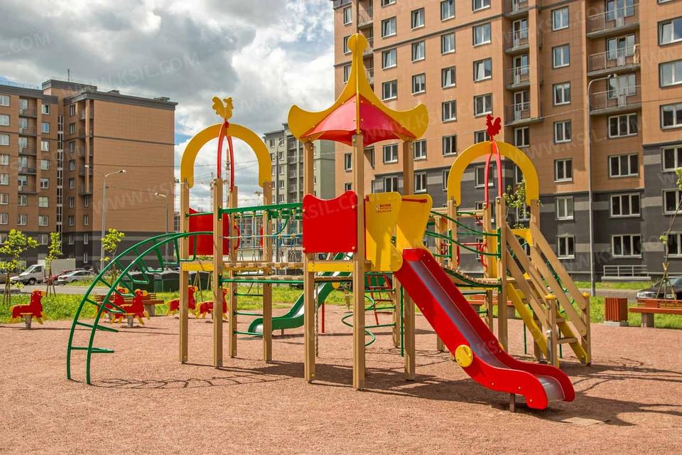 Почему в России всюду омерзительные детские площадки? 