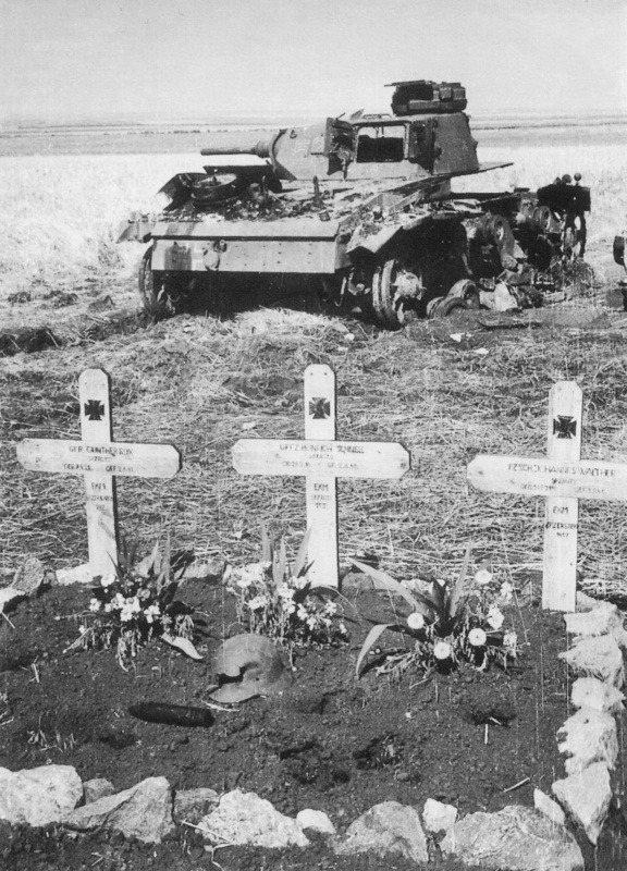 Подбитый немецкий т3 и могила его экипажа. август 1941года 