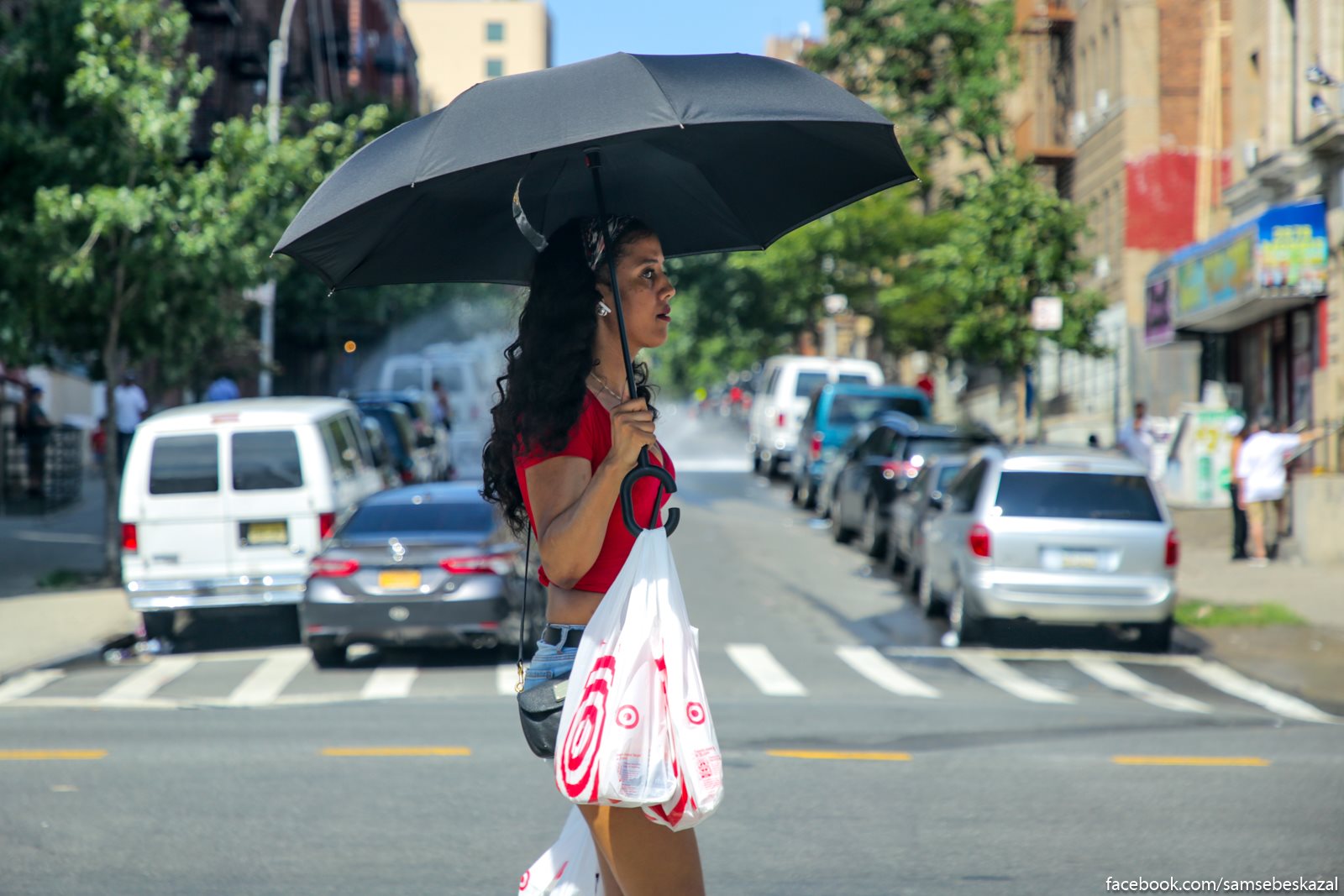 Поездка по Бронксу в самый жаркий день в году Obycno s zontikami letom hodat odni kitajcy, no tut uze mnogie ne vyderzali.