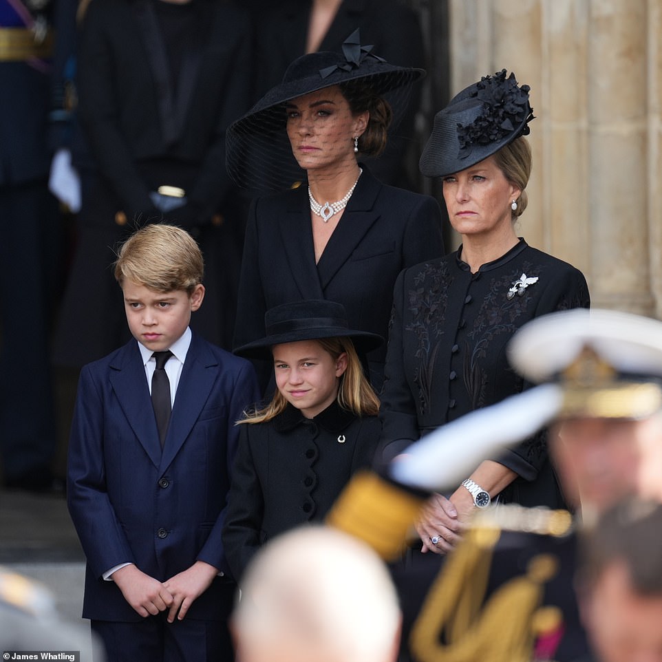 Похороны Её Величества королевы Елизаветы Второй. Обновляется Kate, George, Charlotte and Sophie Wessex watch as the Queen's coffin leaves the Abbey