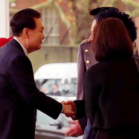 Пост одного фото - встреча президента и супруги президента Республики Корея + 