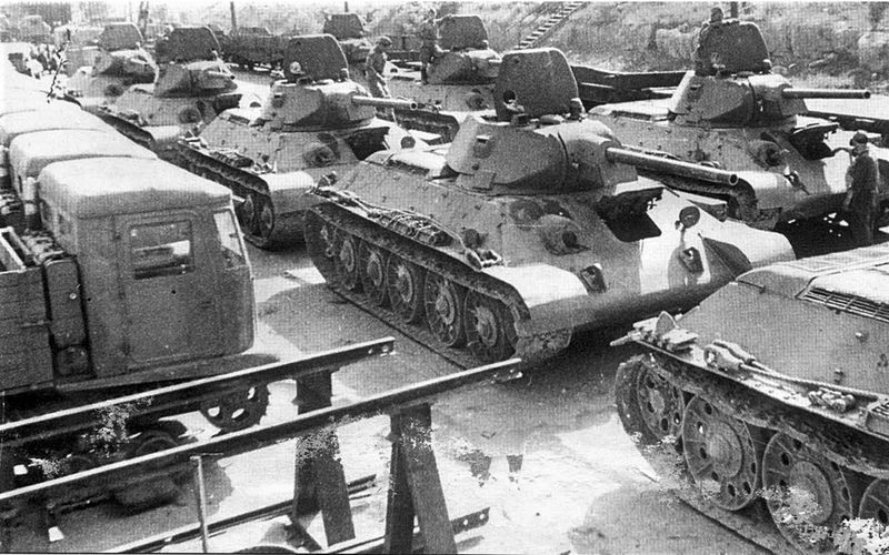 Правда ли что на Советский танк Т-34 ставили бензиновые двигатели? 