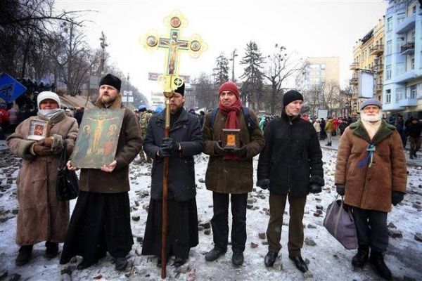 Православные священники на баррикадах 