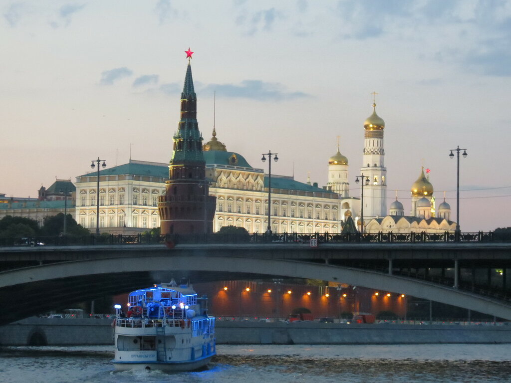 Прогулка по Москве реке теплым июльским вечером 