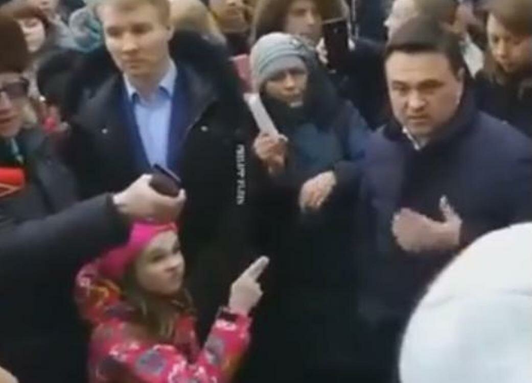 Проведя пальцем по горлу, девочка кивнула, а затем вновь указала на губернатора. https://www.rusdialog.ru/images/news/e00f590f1a5d91a09727c55343693dcf.jpg