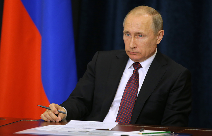 Путин подписал закон о переводе бюджетников и пенсионеров на карты Мир 