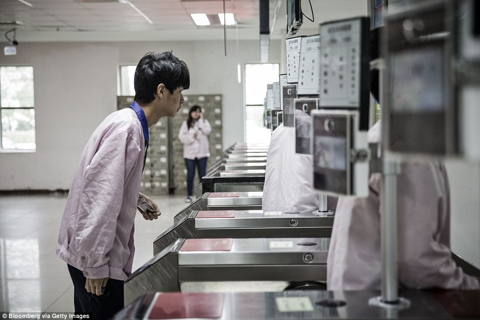 Репортаж с секретной фабрики iPhone в Китае 