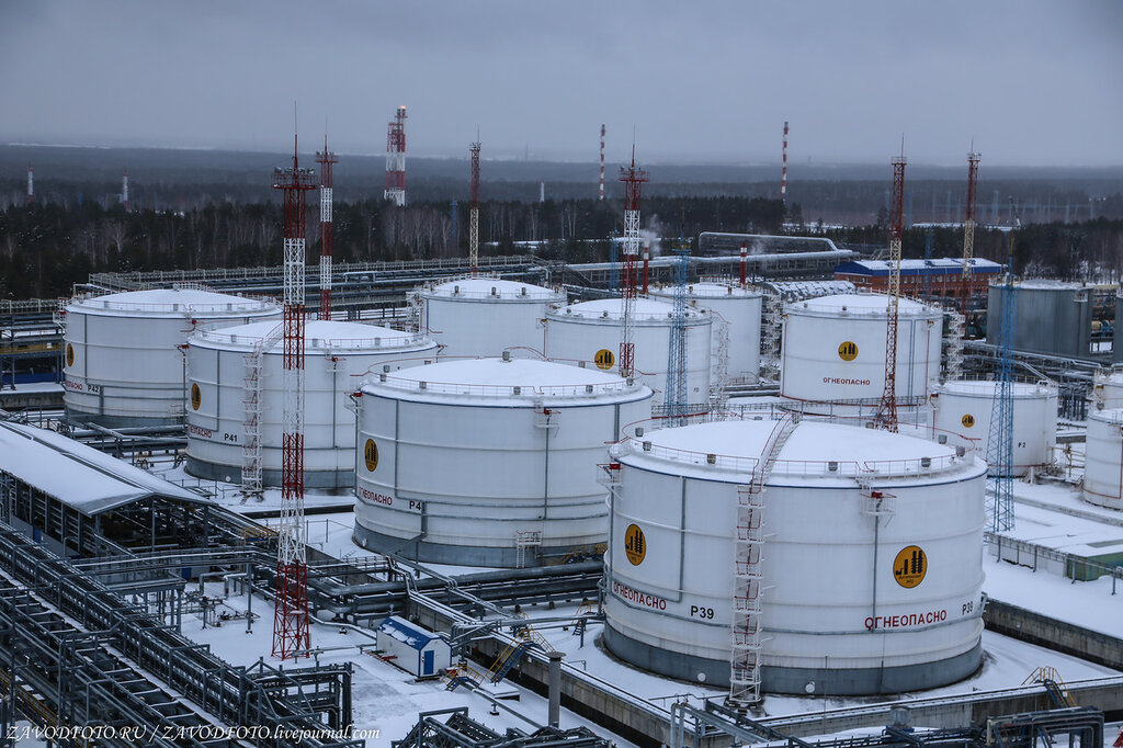Россия готова сократить добычу нефти, но только вместе с Саудовской Аравией и 