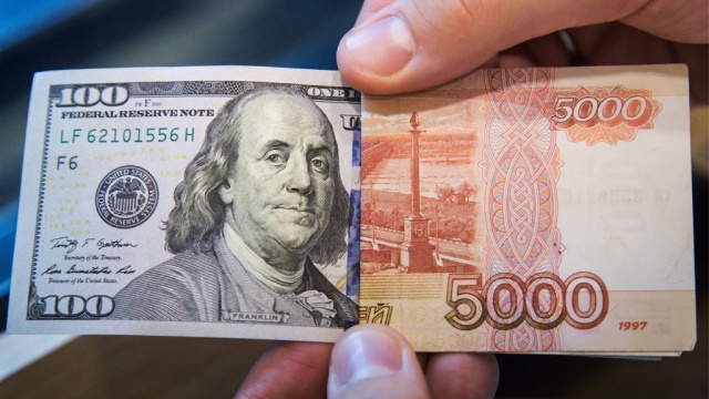 Россия второй месяц живет без чистого притока валюты 