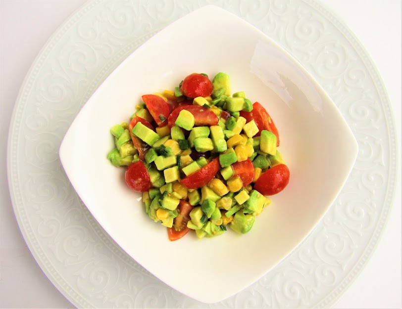 Салат из авокадо с кукурузой и черри. 