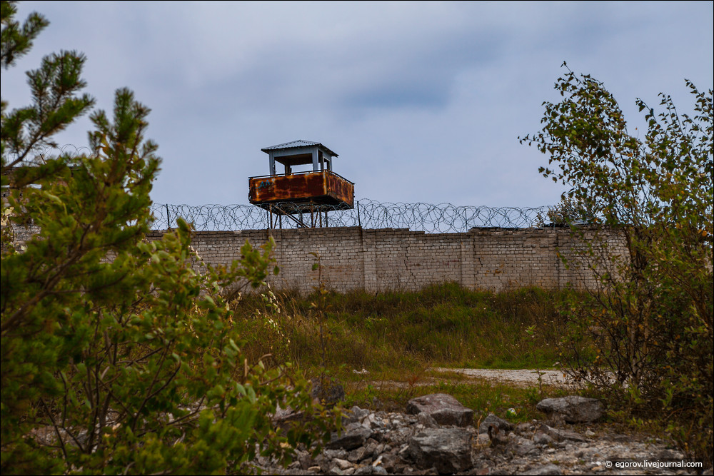 Самая красивая тюрьма в Эстонии - заброшенный карьер неземной красоты 