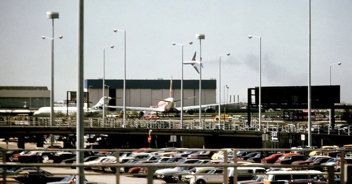 Самолет McDonnell Douglas DC–10 над зданием аэропорта О`Хара, 25 мая 1979 