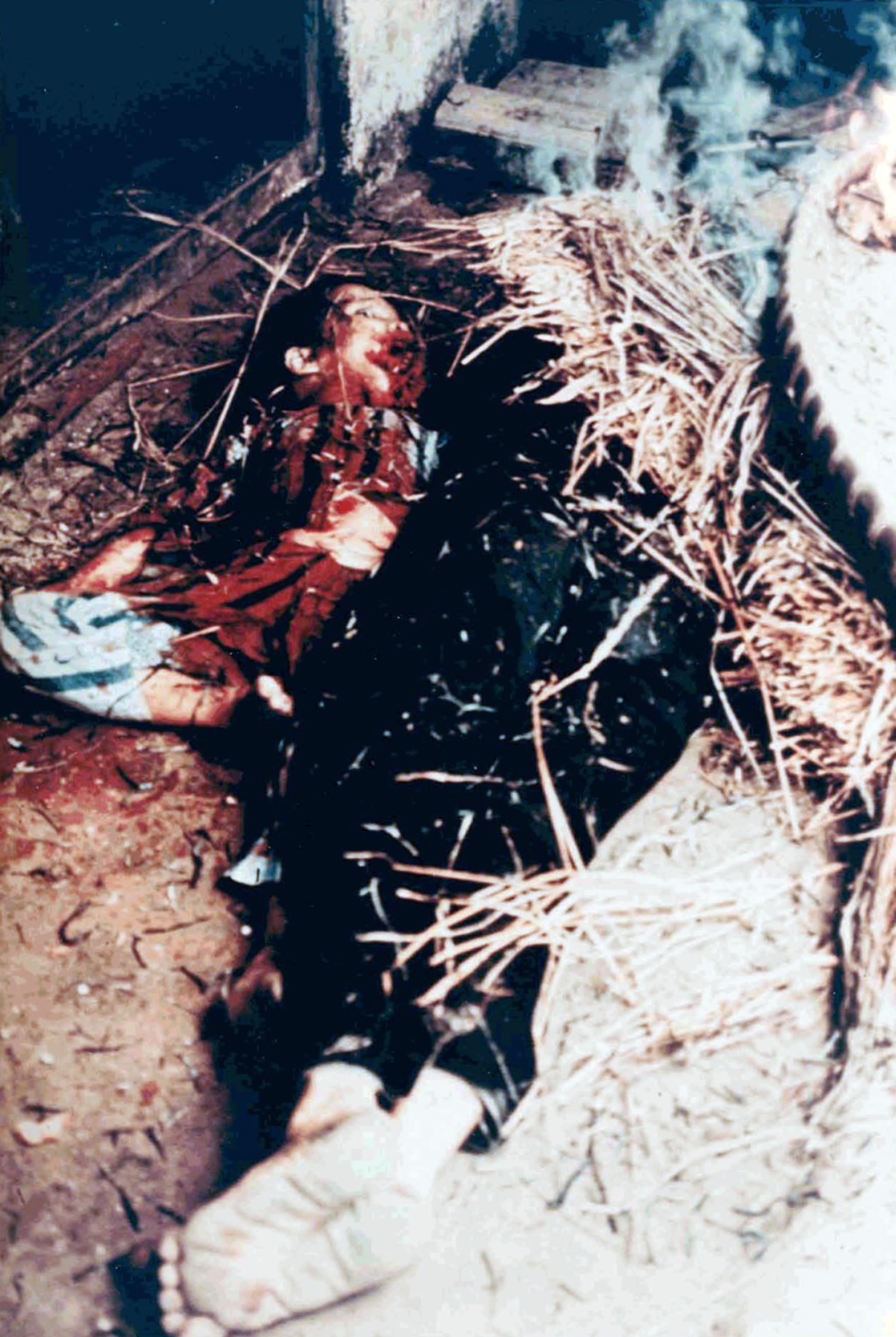 Сайгонские хроники - 2. ( 50 фото ) 18+ Dead_woman_child-My_Lai.jpg