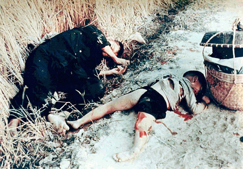 Сайгонские хроники - 2. ( 50 фото ) 18+ Dead_man_and_child_from_the_My_Lai_massacre.jpg