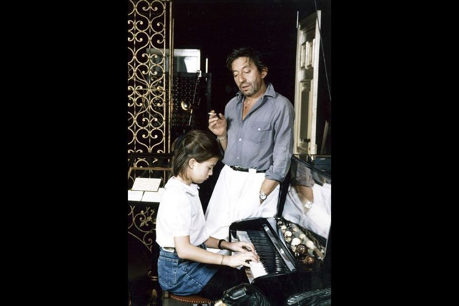 Serge Gainsbourg attentif Ã  sa fille Charlotte, 11 ans, au piano en mars 1983