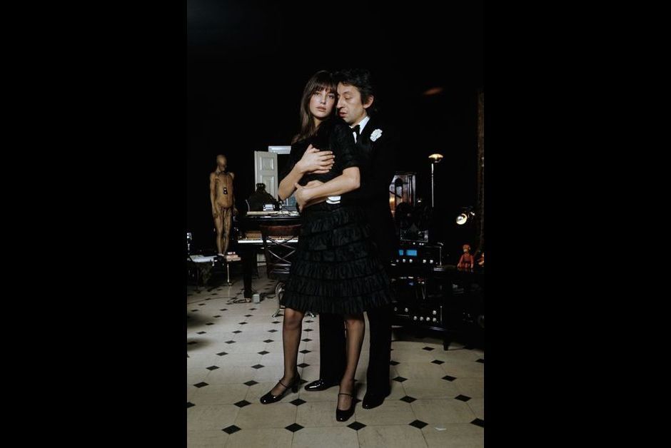 Serge Gainsbourg et Jane Birkin, dans leur appartement de la rue de Verneuil, Ã  Paris, le 15 dÃ©cembre 1971