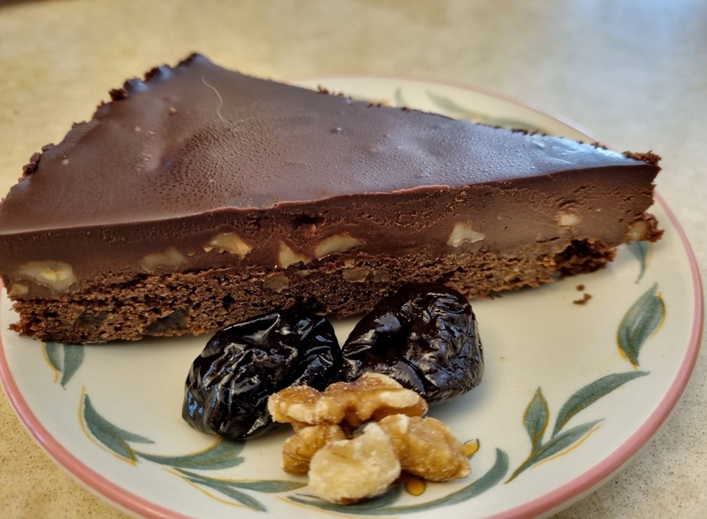 Шоколадный торт с орехами и черносливом 