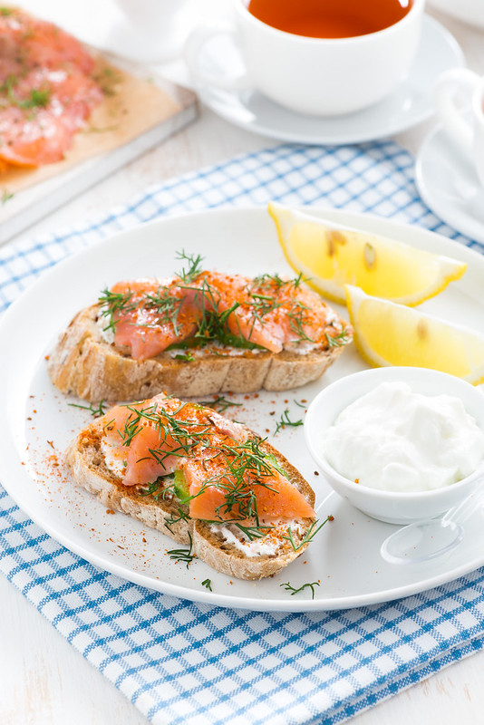 Сырники-оладьи и скромный завтрак toasts with salmon and sour cream_