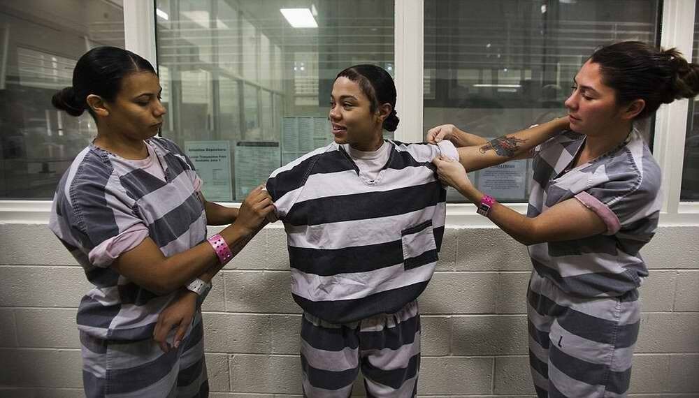 Скованные одной цепью: арестантские будни женщин-заключенных в одной из тюрем США 
