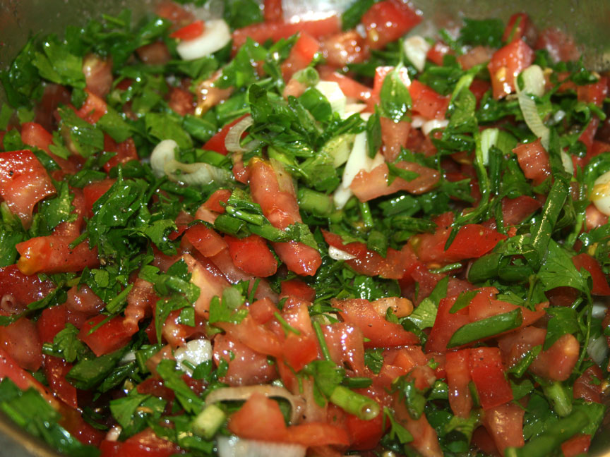 Скумбрия в духовке с овощным салатом 