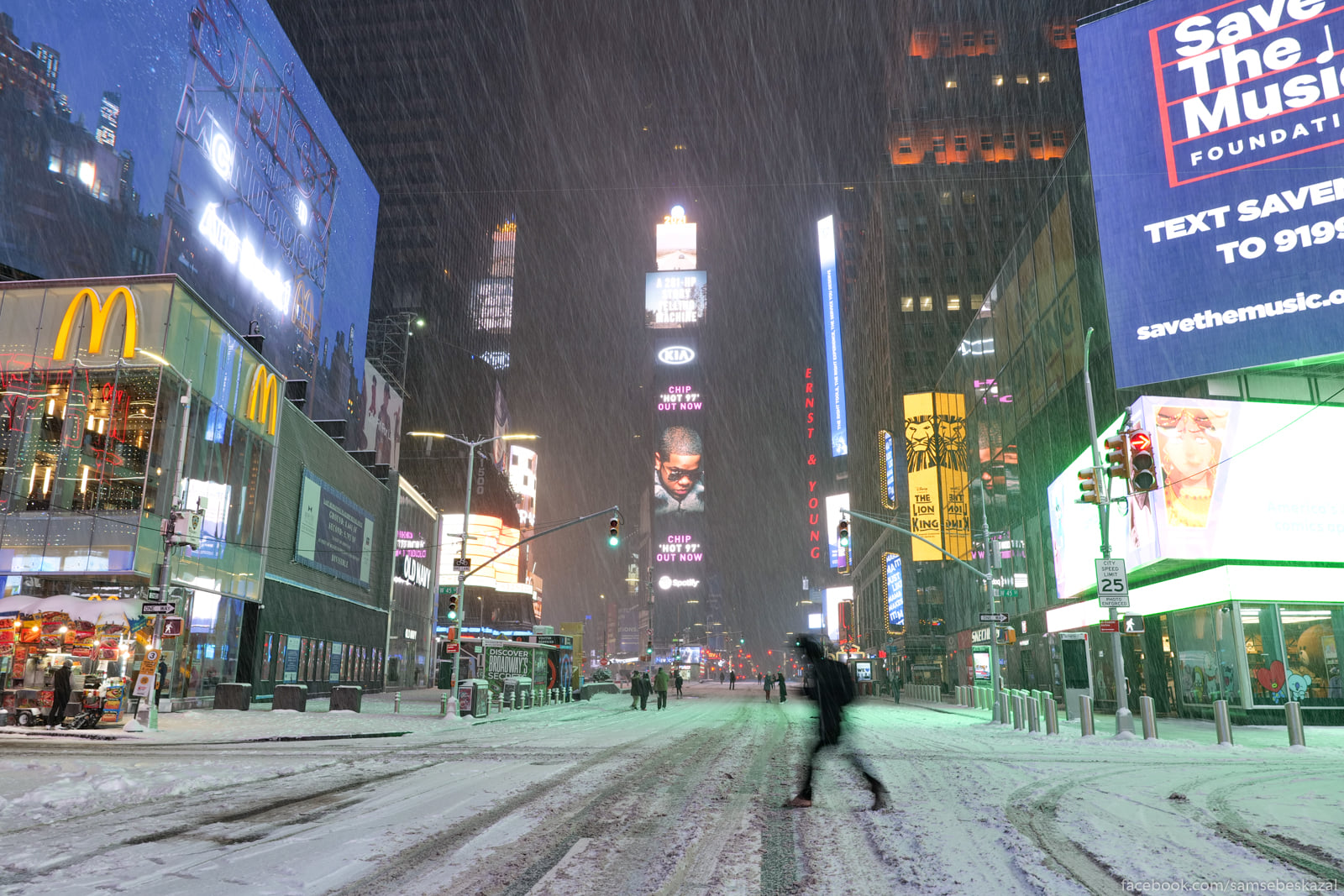 Снегопад в Нью-Йорке Tajms-skver zametaet.