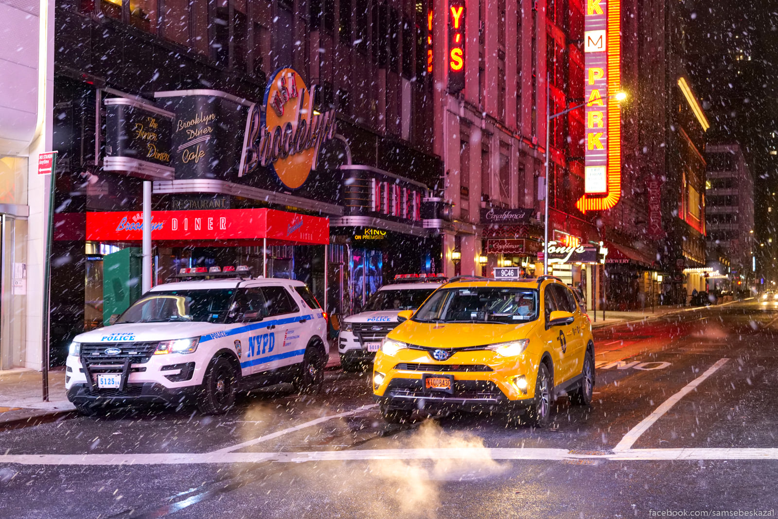 Снегопад в Нью-Йорке Pervye snezinki nacali...