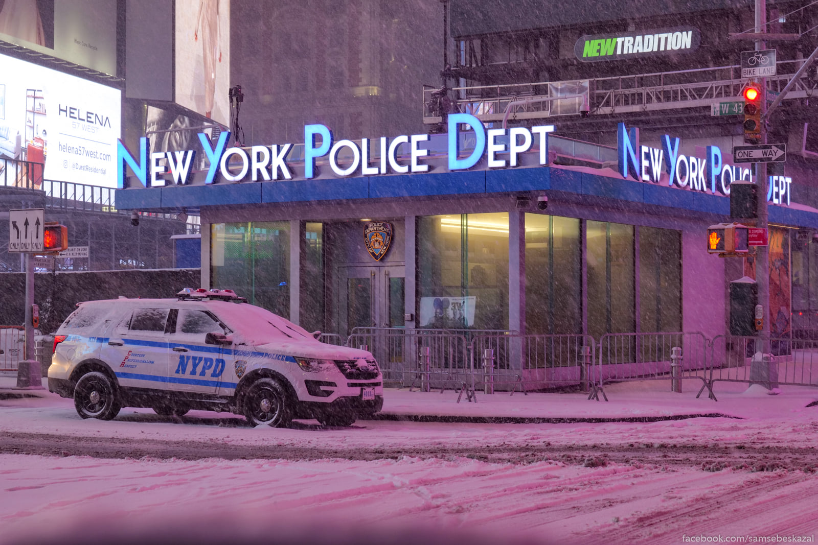 Снегопад в Нью-Йорке Otdelenie policii. Dumau k...