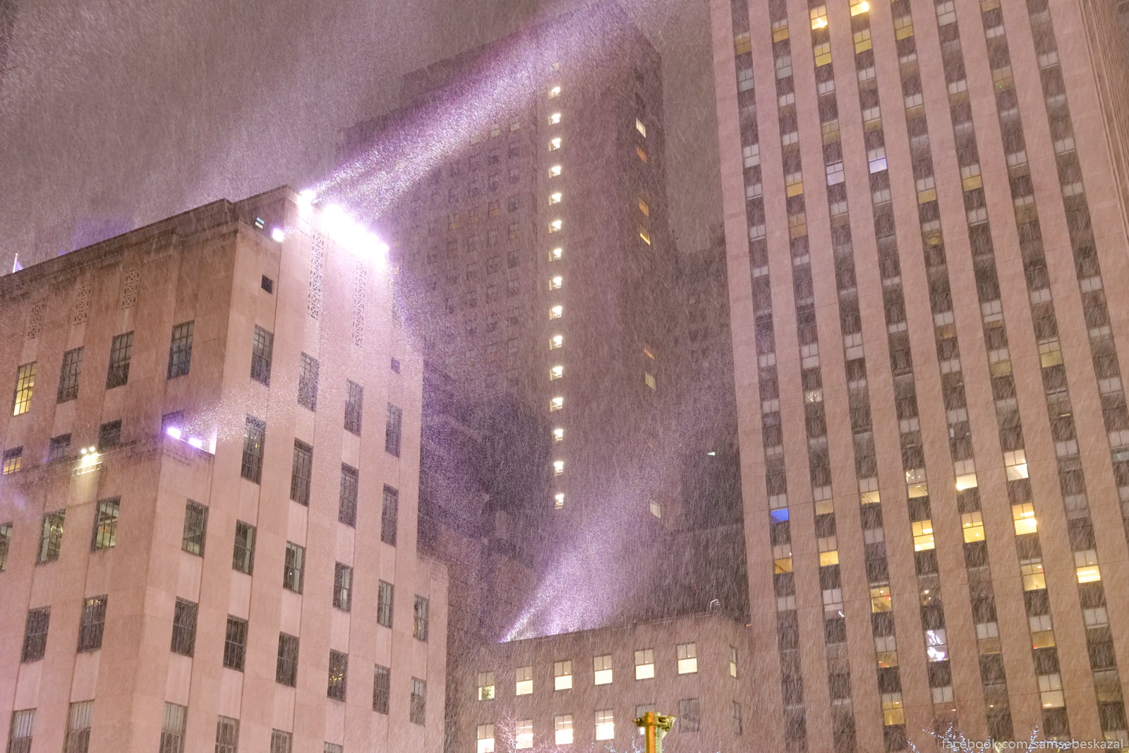 Снегопад в Нью-Йорке Prozektora osvesausie...