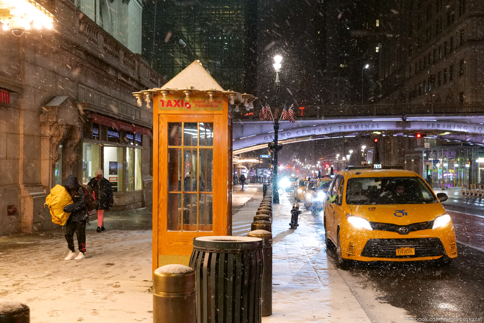 Снегопад в Нью-Йорке Taksisty tsetno ozidaut u...