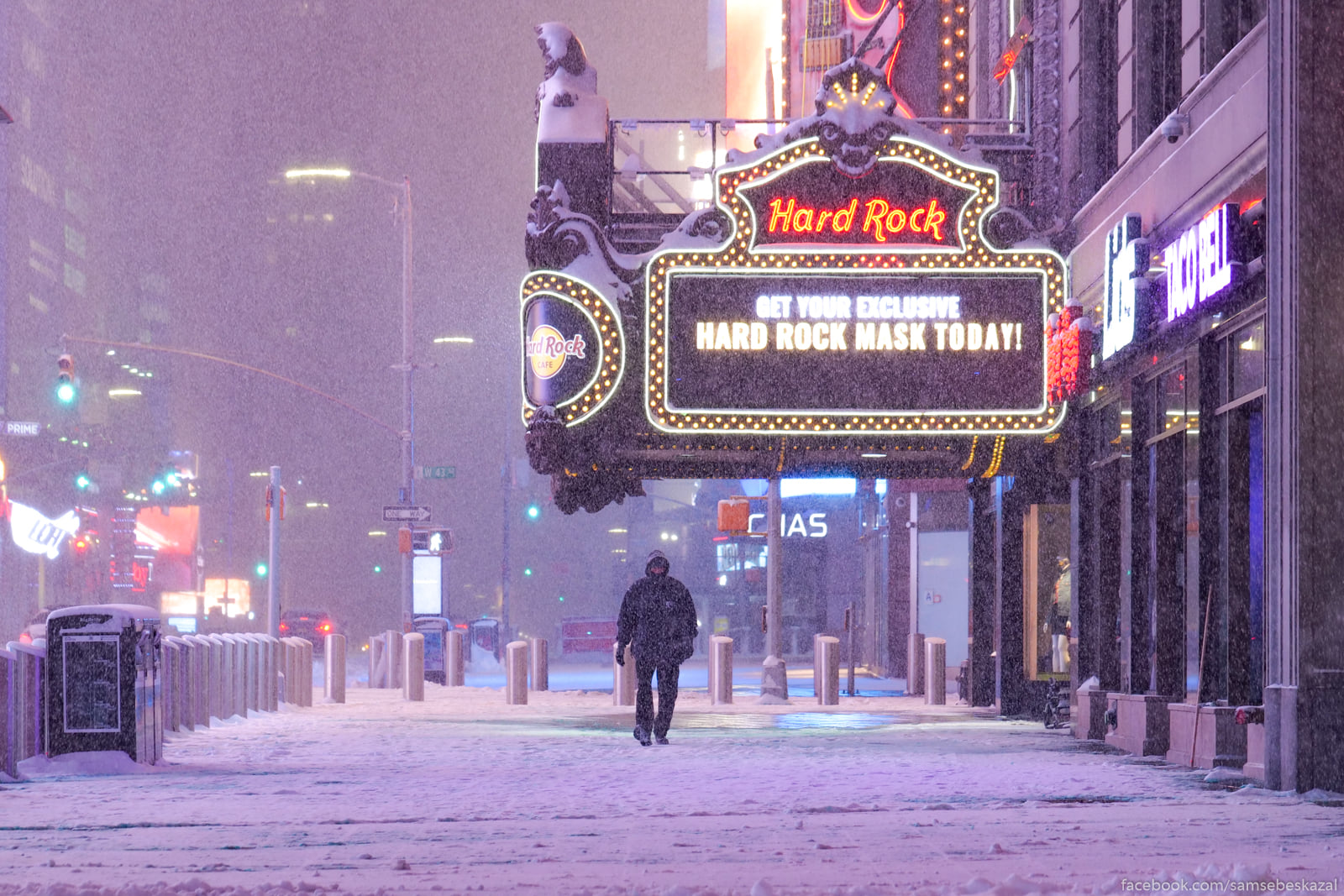 Снегопад в Нью-Йорке Hard-rok kafe.