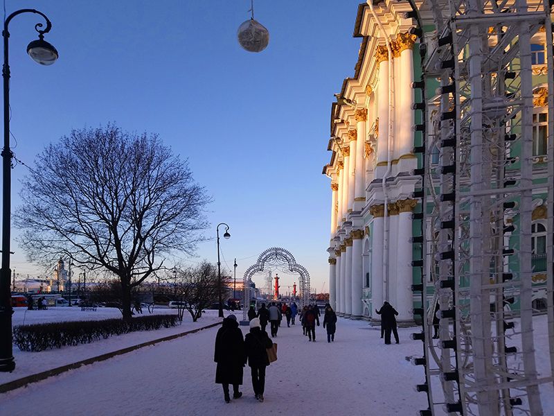 Солнечный день на Дворцовой площади 1 января 2022 года 