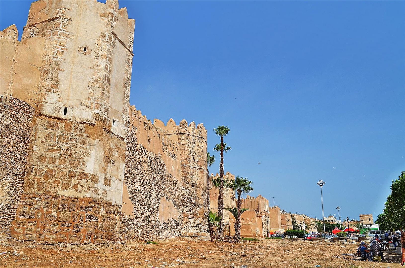 Старый город Сфакса, укрывшийся за мощными крепостными стенами (Тунис) 