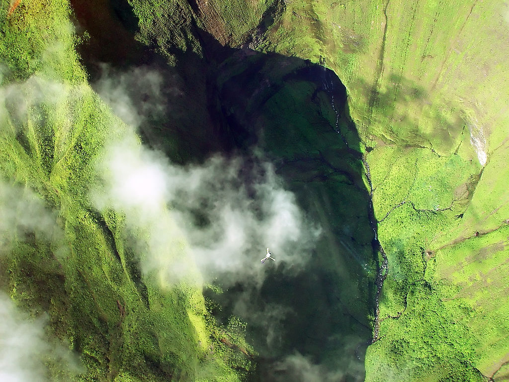 Стена слез: водопад Хонокохау на Гавайях 