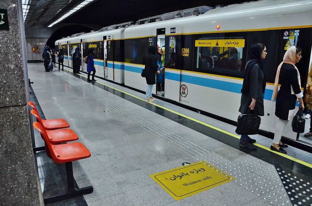 Тегеранское метро: мальчики налево, девочки направо 