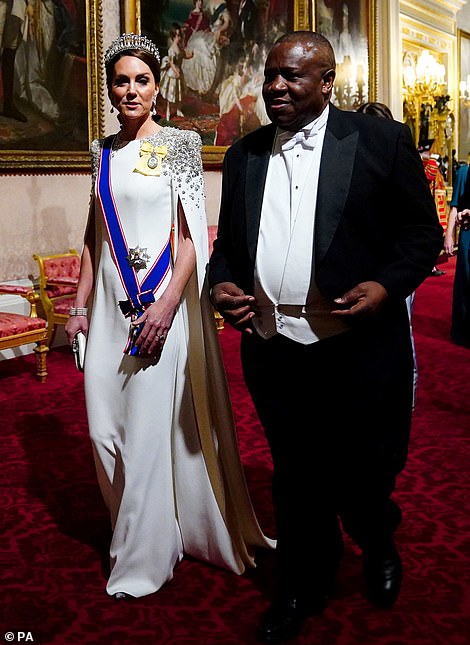 Торжественный банкет в Букингемском дворце в честь президента ЮАР Kate walking alongside a guest, pictured