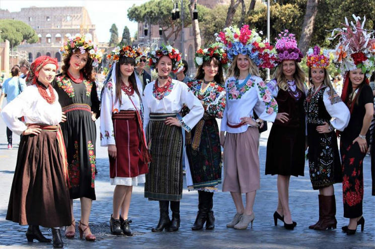 Украинская диаспора провела в Риме парад вышиванок 
