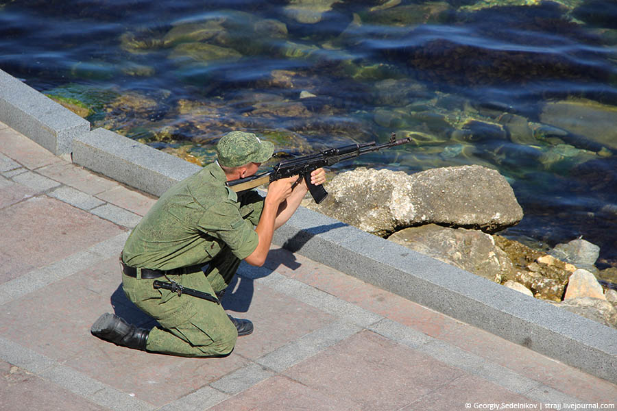  В центре Севастополя опять вооружённые Зеленые человечки 16.JPG